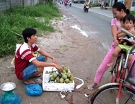 Cậu sinh viên bán trái cây dạo để theo đuổi việc học