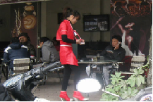 Nhọc nhằn sinh viên kiếm tiền ngày Tết