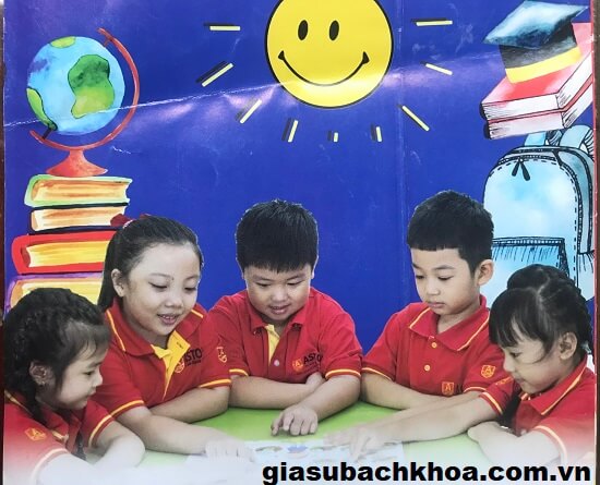gia sư toán dạy cho 1 nhóm học sinh tại nhà